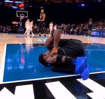 爱德华兹左膝过度伸展伤退,队友搀扶离场|nba_新浪体育_新浪新闻